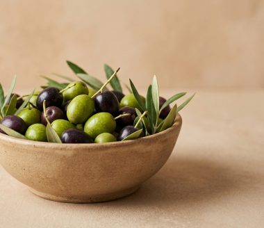 זיתים בקערה ברקע נקי