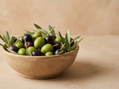 זיתים בקערה ברקע נקי